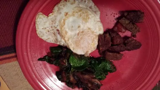 Spinat- und Eierfrühstücks-Pfanne