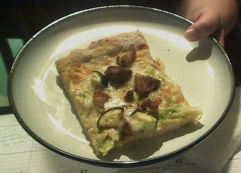 Weiße Pizza mit Hähnchen und Zucchini