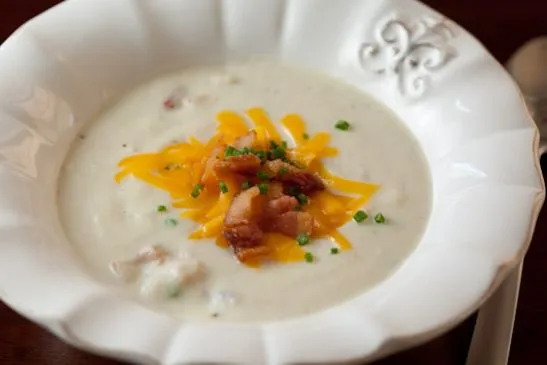 Cremige Blumenkohlsuppe mit Speck, Cheddar und Schnittlauch