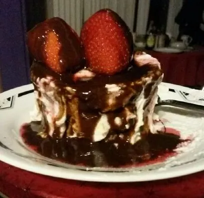 Low Carb Schokoladen-Himbeer-Erdbeer-Tassenkuchen