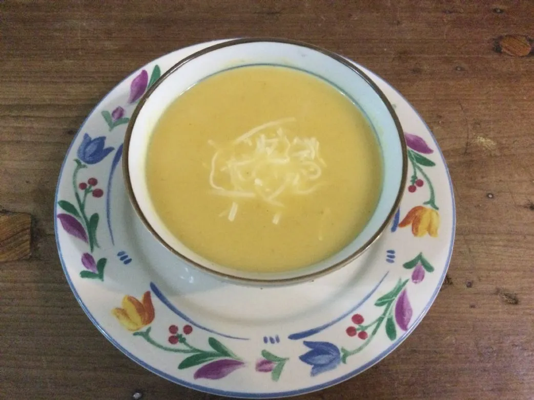 Butternusskürbis-Suppe mit Äpfeln