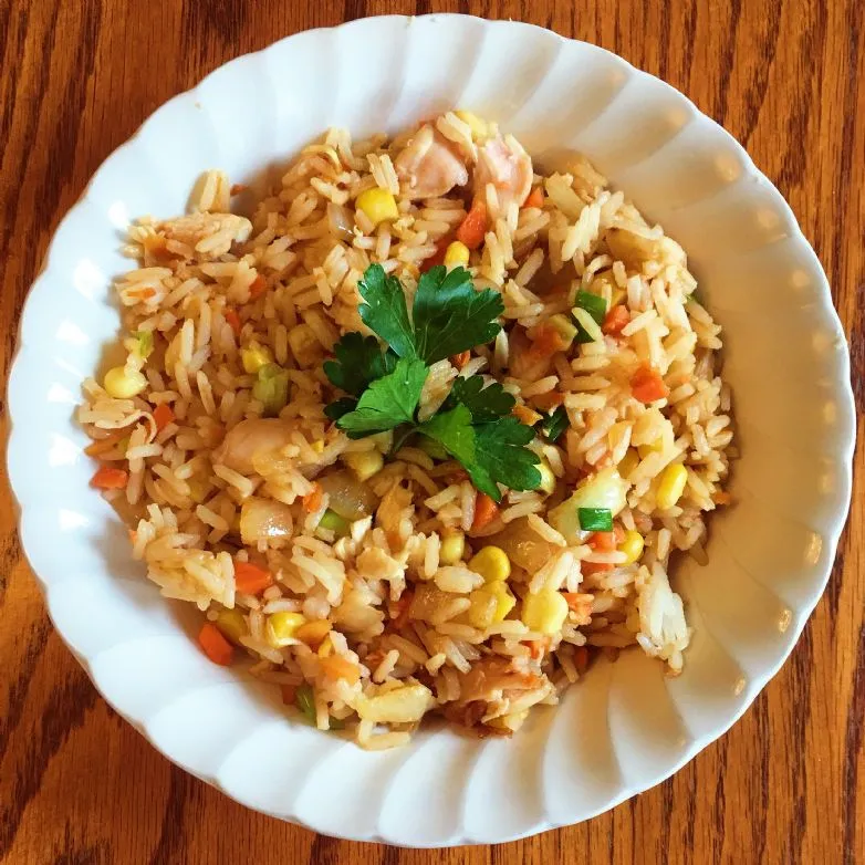 Frittierter und wahrer: Hühnchen gebratener Reis