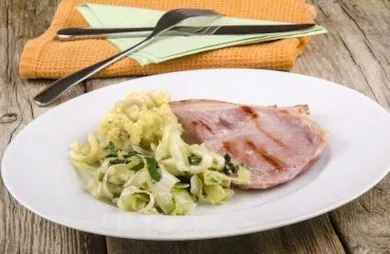 Schmortopf mit Kohl, Äpfeln und Schweinebraten