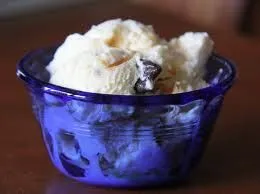 Schokoladenstückchen-Erdnussbutter-Eiscreme