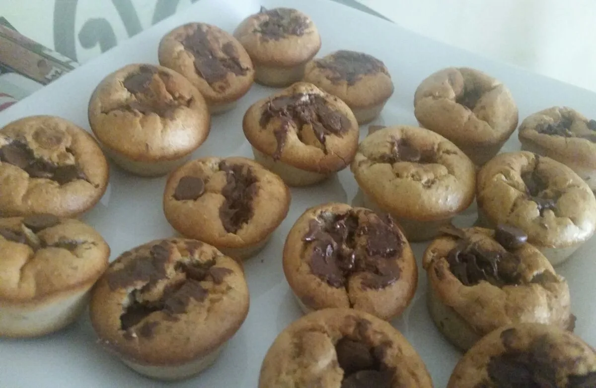 Mixer-Bananen, Protein, Leinsamen-Schokoladenstückchen-Mini-Muffins