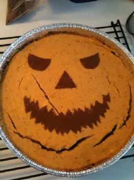 Schokoladen-Orange-Kürbis Jack-O-Lantern geschichteter Käsekuchen