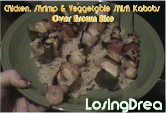 Hühnchen, Garnelen und Gemüse-Spieß über braunem Reis