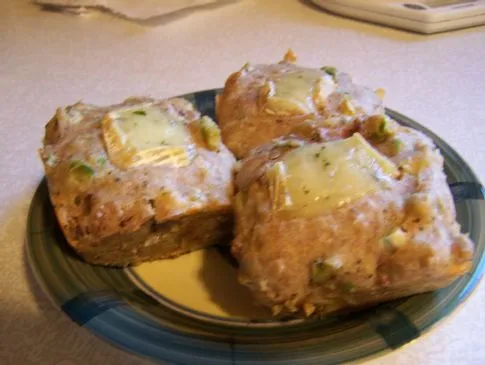 Leichte Muffins mit Speck und Brie