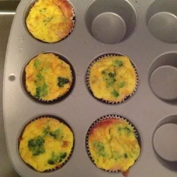 Mini-Quiche mit Brokkoli, Schinken und Cheddar