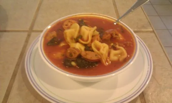 Hühnchen-Wurst und Käse-Tortellini-Suppe