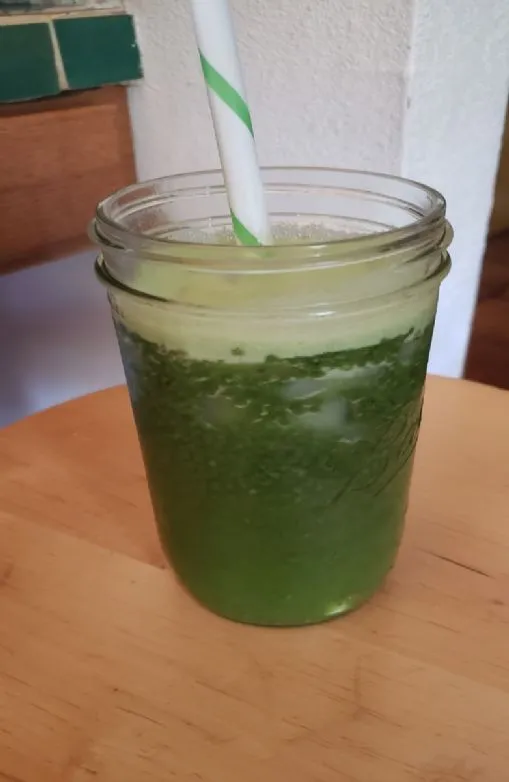 Grüner Saft mit Chiasamen
