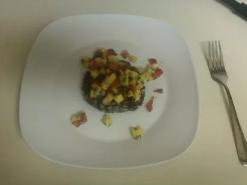 Schwarze Bohnen- und Reisküchlein mit Mangosalsa