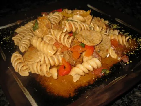 Pasta im italienischen Stil mit Paprika und Wurst