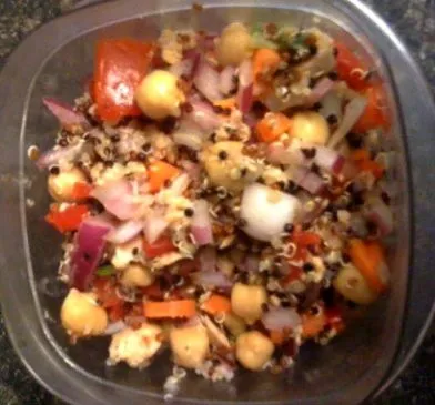 Kichererbsen- und Lachs-Salat