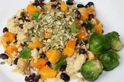 Hirse-Pilaw mit geröstetem Butternusskürbis, schwarzen Bohnen und Kürbiskernbröseln