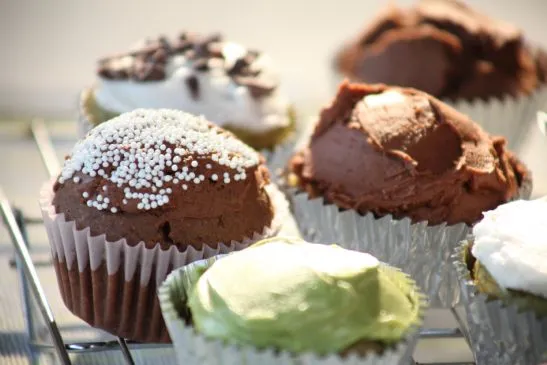 Vegane glutenfreie zuckerfreie Schokoladen-Cupcakes