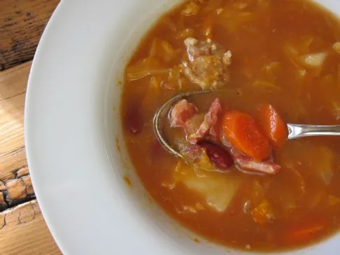 Herzhafte Nudel-Rindfleischsuppe