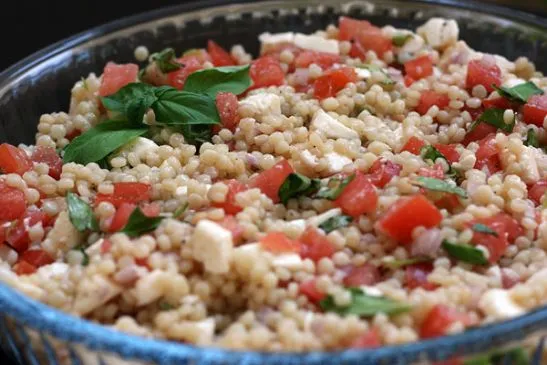 Leichter Couscous-Salat mit Tomaten und Basilikum