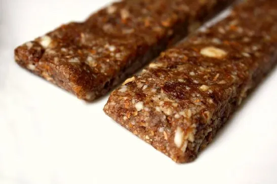 Zimt-, Mandel-, Rosinen-RAW-Energieriegel