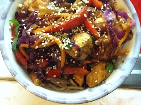 Soba-Nudeln, Hähnchen und Gemüse mit karamellisierter Knoblauchsauce