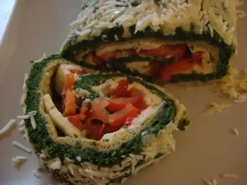 Spinatroulade mit Mozzarella- und Tomatenfüllung