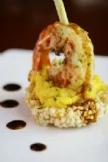 Sechs Gewürze Königsgarnele auf Kaffir-Limetten-Süßkartoffelpüree mit knusprigem Klebreis und Tom Yum-Emulsion