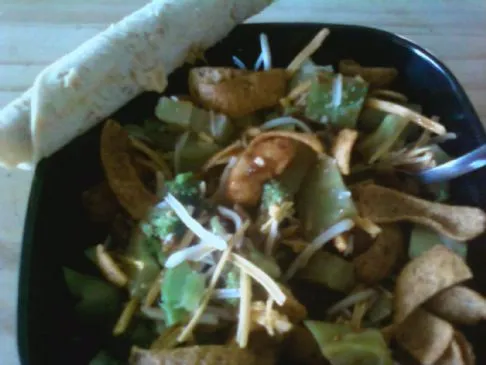 Chili, Brokkoli und Chips.