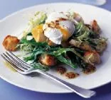 Räuchertabaksalat mit pochierten Eiern und Croutons