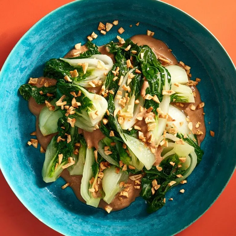 Bok Choy mit brauner Sauce und knusprigem Knoblauch