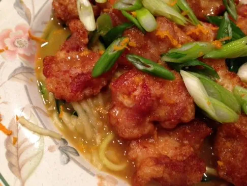 Orangen-Hühnchen mit Zucchini "Lo Mein" Nudeln