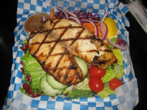 Gegrillte Tilapia mit Erdnusssauce-Marinade