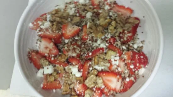 Quinoa-Erdbeer-Feta-Salat