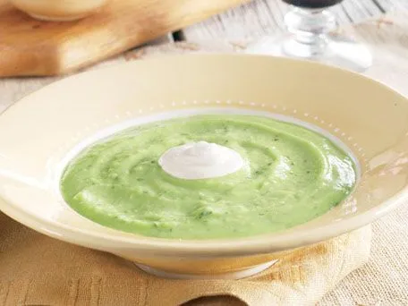 Warme Avocadosuppe mit Chipotle-Creme
