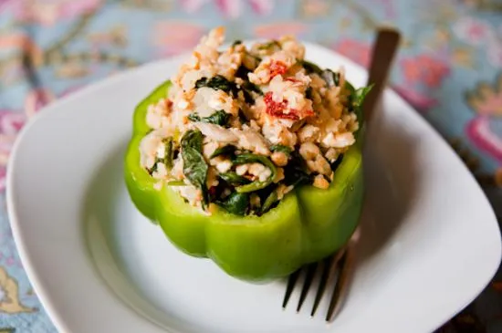 Griechische Orzo gefüllte Paprika