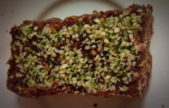 Vegane Schokoladen-Erdbeer-Proteinriegel von Mama Mini Rolls