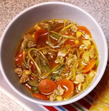 Gemüsebeladene Hühnersuppe