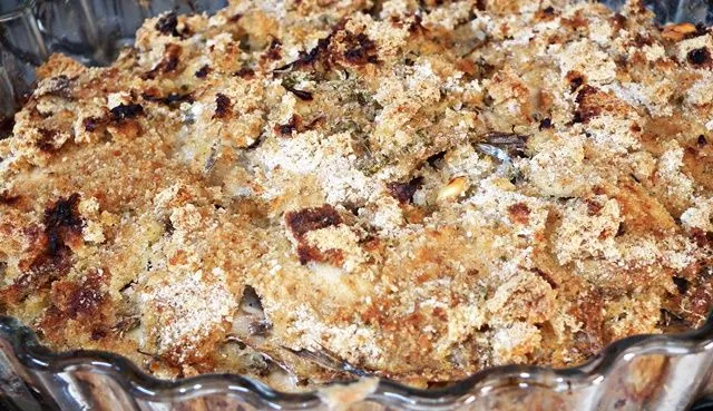 Anchovis- und Semmelbröselkuchen im mediterranen Stil