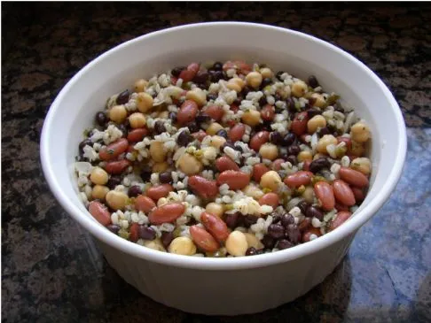 Scharfer Bohnen- und Gerstensalat