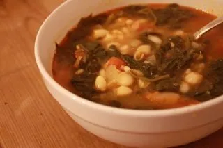 Weiße Bohnen- und Spinatsuppe