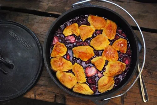Gemischter Beeren-Cobbler (Dutch Oven)