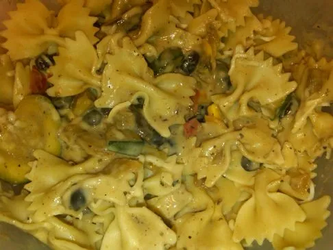 Alfredo-Nudeln mit schwarzen Bohnen und Gemüse