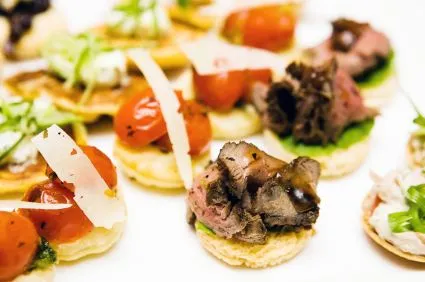 Rinderbraten-Toast mit Zitrone und Salat