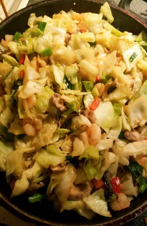 Gebratener Kohl und Garnelen