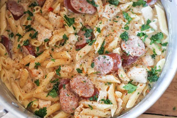 Cajun-Hähnchen-Wurst-Alfredo-Pasta