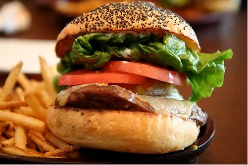 Hausgemachte Hamburger, einschließlich Brötchen