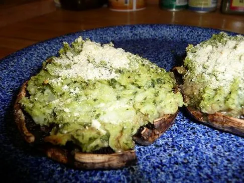 Vegane Portobellos gefüllt mit Pesto-Stampfkartoffeln (von fatfreevegan.com)