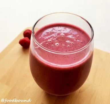 Smoothie mit gemischten Beeren und Vanillejoghurt