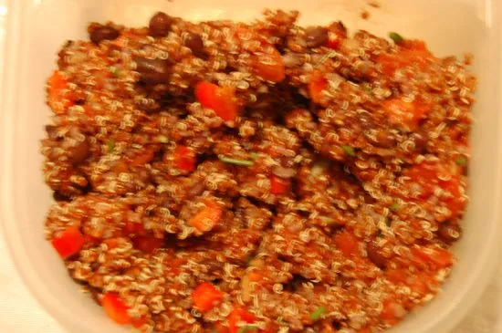 Quinoa-Schwarze-Bohnen-Tomaten-Salat