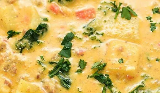 Geröstete Knoblauch-Kartoffelsuppe mit Bohnen und Grünkohl