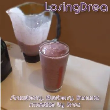 Erdbeer-, Heidelbeer-, Bananen-Smoothie mit fettfreier Milch